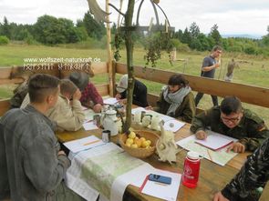 Wolfszeit Naturkraft Survival und Bushcraft in der Rhön / Bayern. Theorie/ Kartenkunde Orientierung.