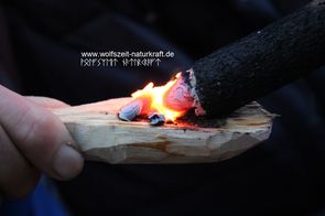 Wolfszeit Naturkraft Survival und Bushcraft in der Rhön, Bayern. Löffel ausbrennen. 